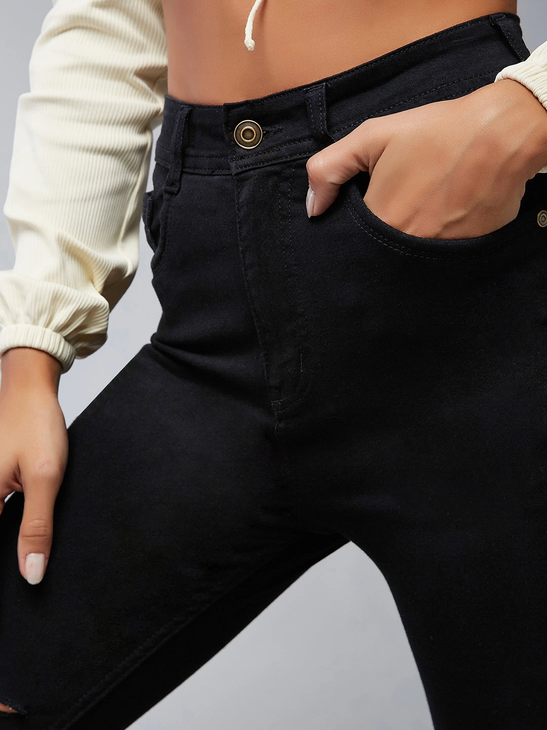 Youth Style Road Trip Outdoor Enthusiast Basic Outfit 24/7 Comfort Black Slim-Fit High-Rise Mild Distressed Ripped Stretchable Denim Jeans