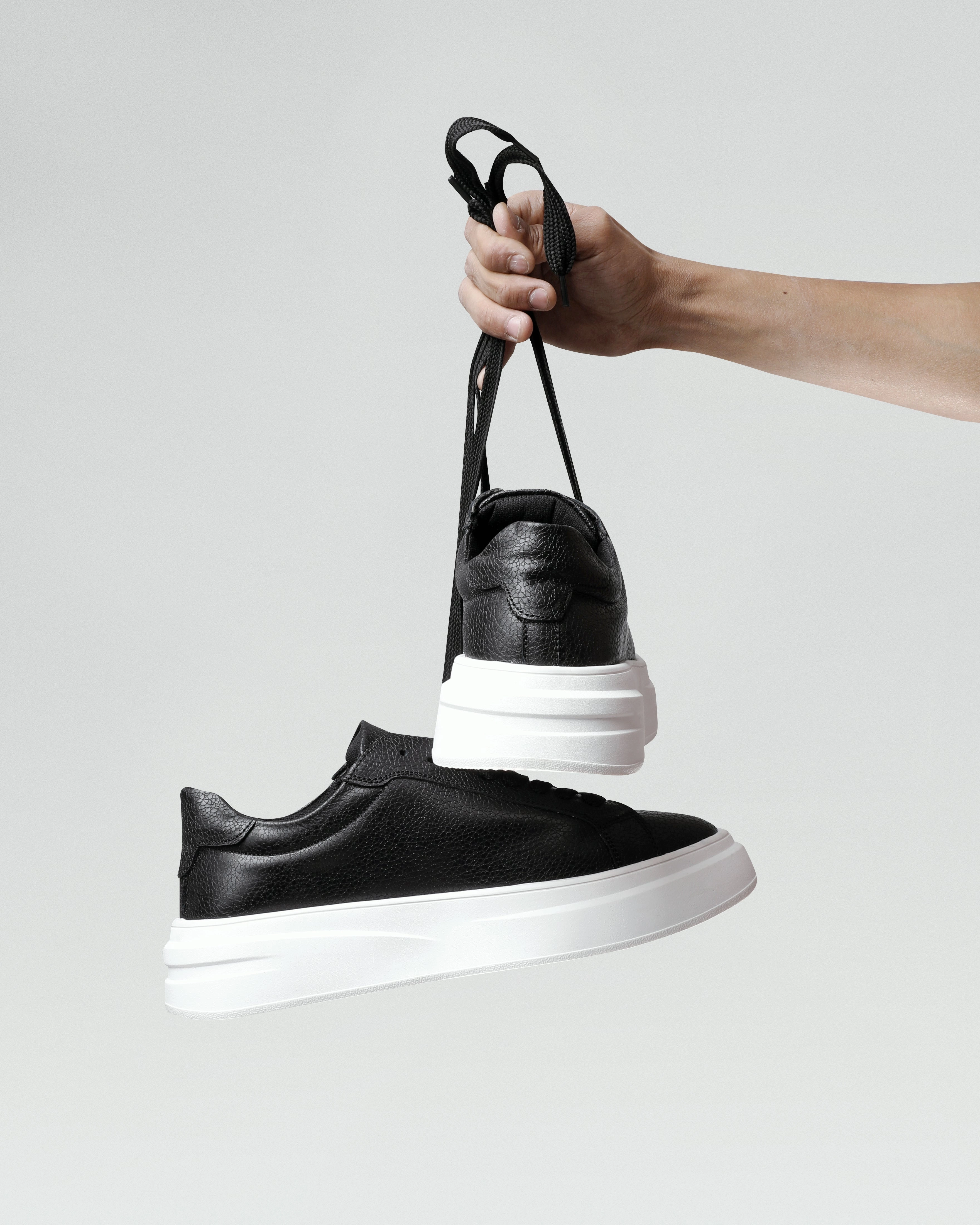 Odor Control Technology Natural Grip BlancPeak | Plain Black Sneakers