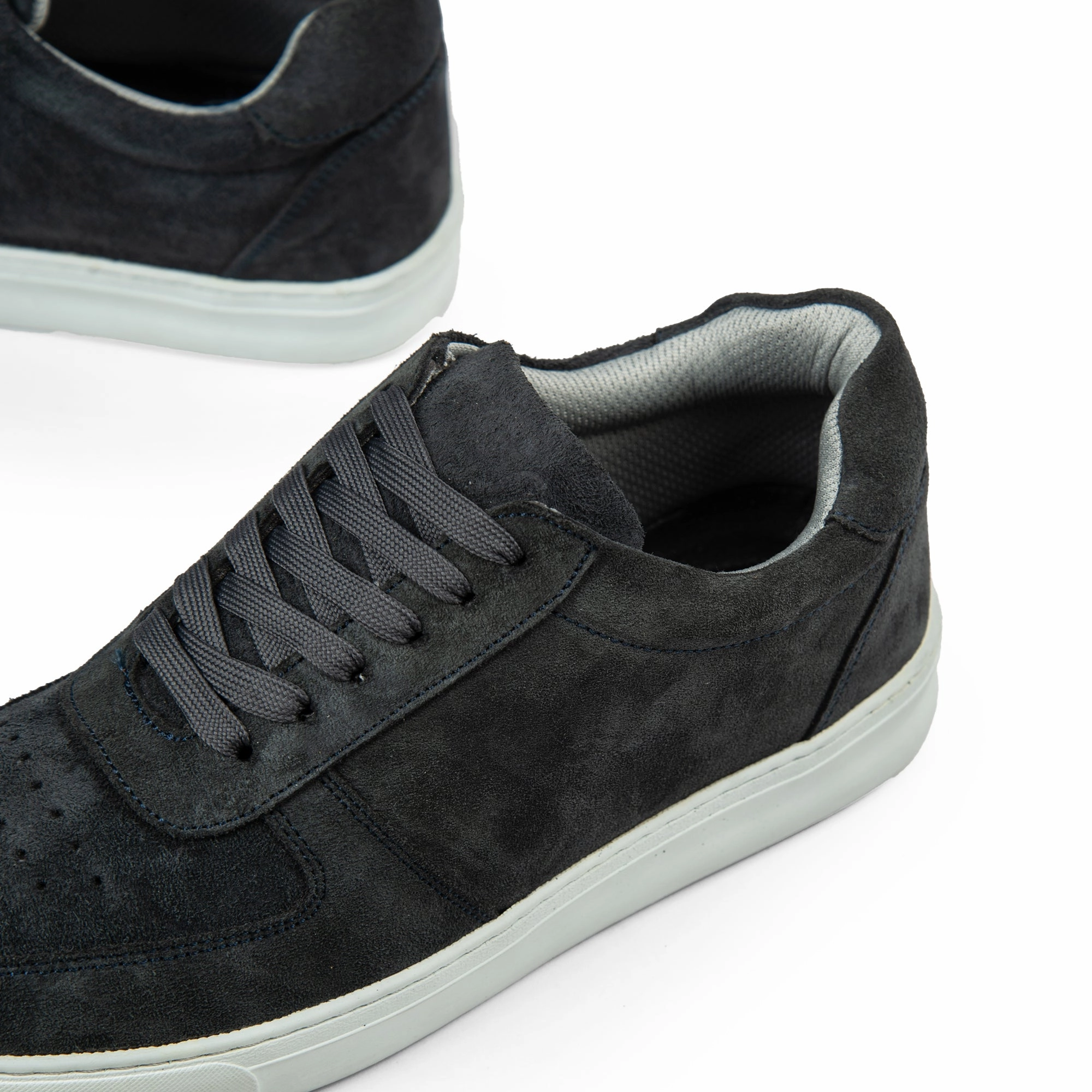 Brio DarkMode Snekaers Abrasion Resistant Toe Caps Sport Performance