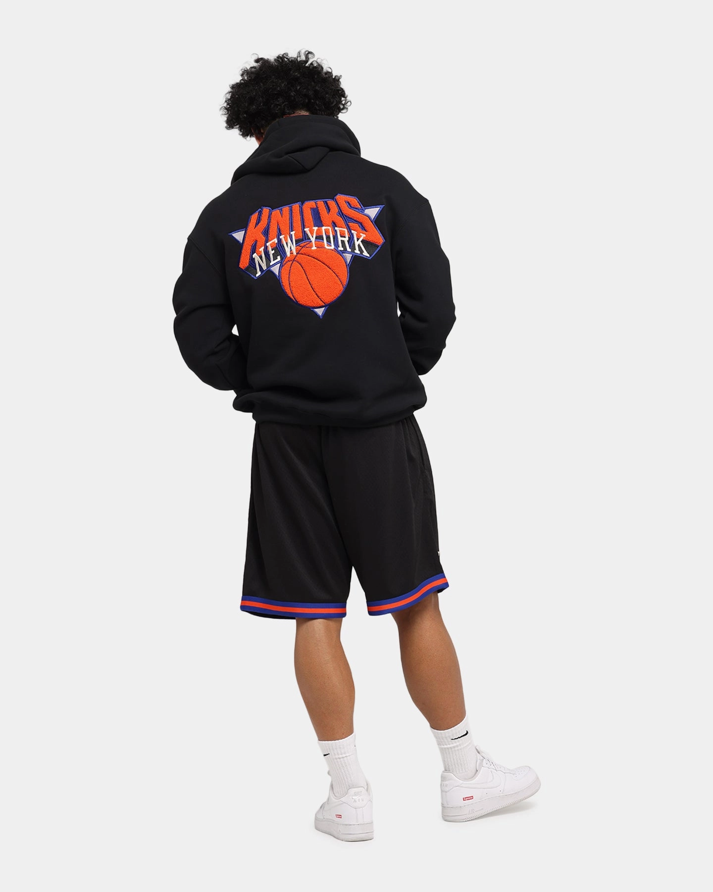 Minimalist Detailing Mitchell & Ness New York Knicks Big Apple Hoodie Black