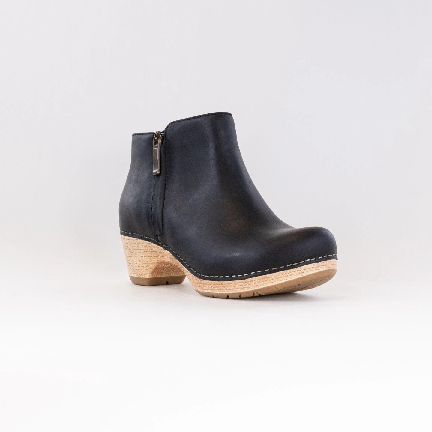 Dansko Lizanne (Women's) - Black Leather Eco Material Rural Traveler No Laces