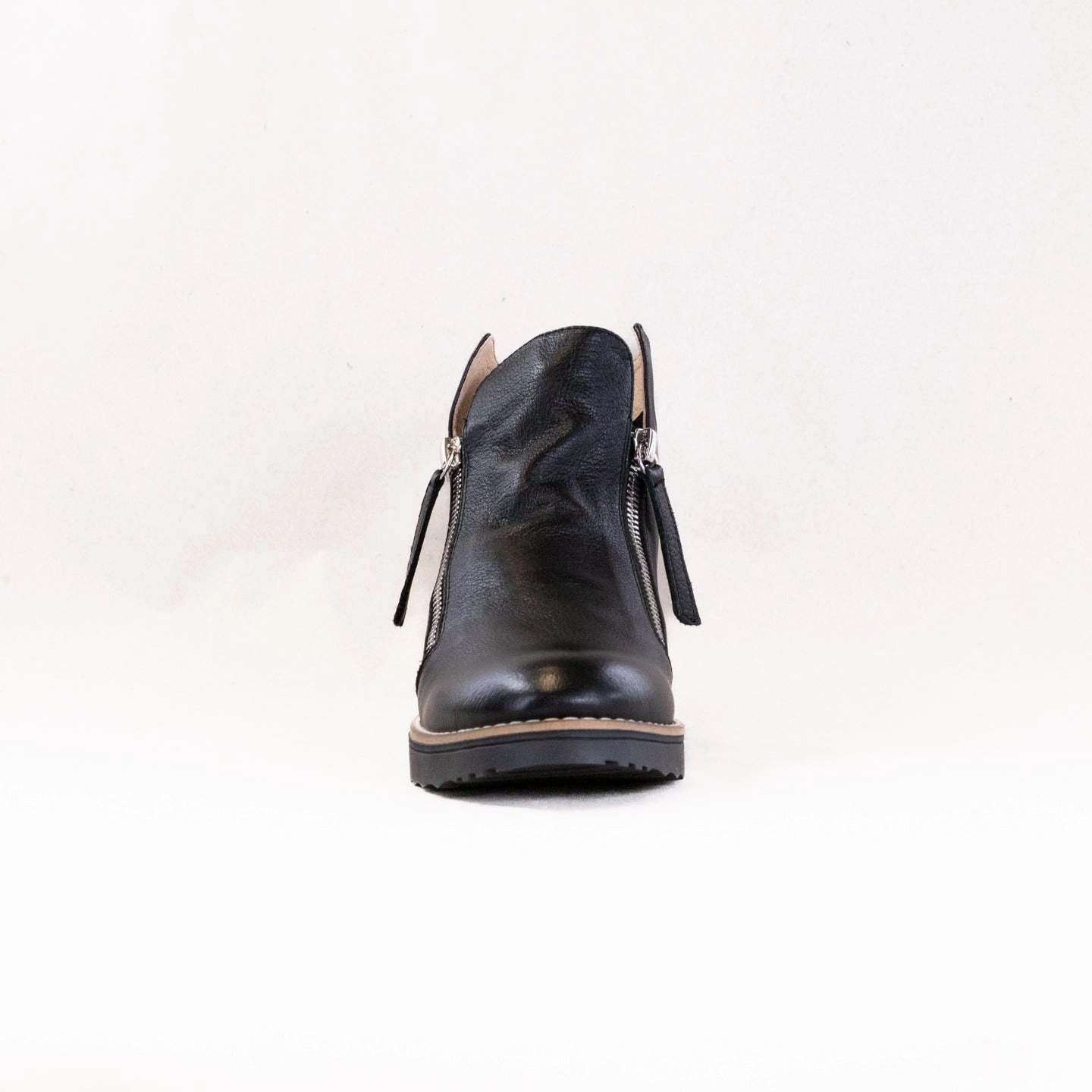 Grippy Outsole Rainy Day Commuter Waterproof City Walking Django & Juliette Ohmy (Women's) - Black Leather