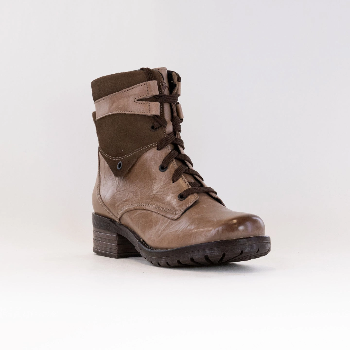 Dromedaris Kara Suede (Women's) - Taupe Flexible Frame Weekend Wanderer