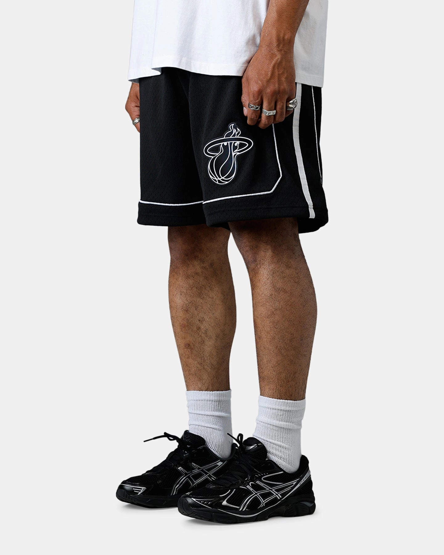 Mitchell & Ness Miami Heat 2011 Swingman Shorts Black/White Durable Reinforced Elbows