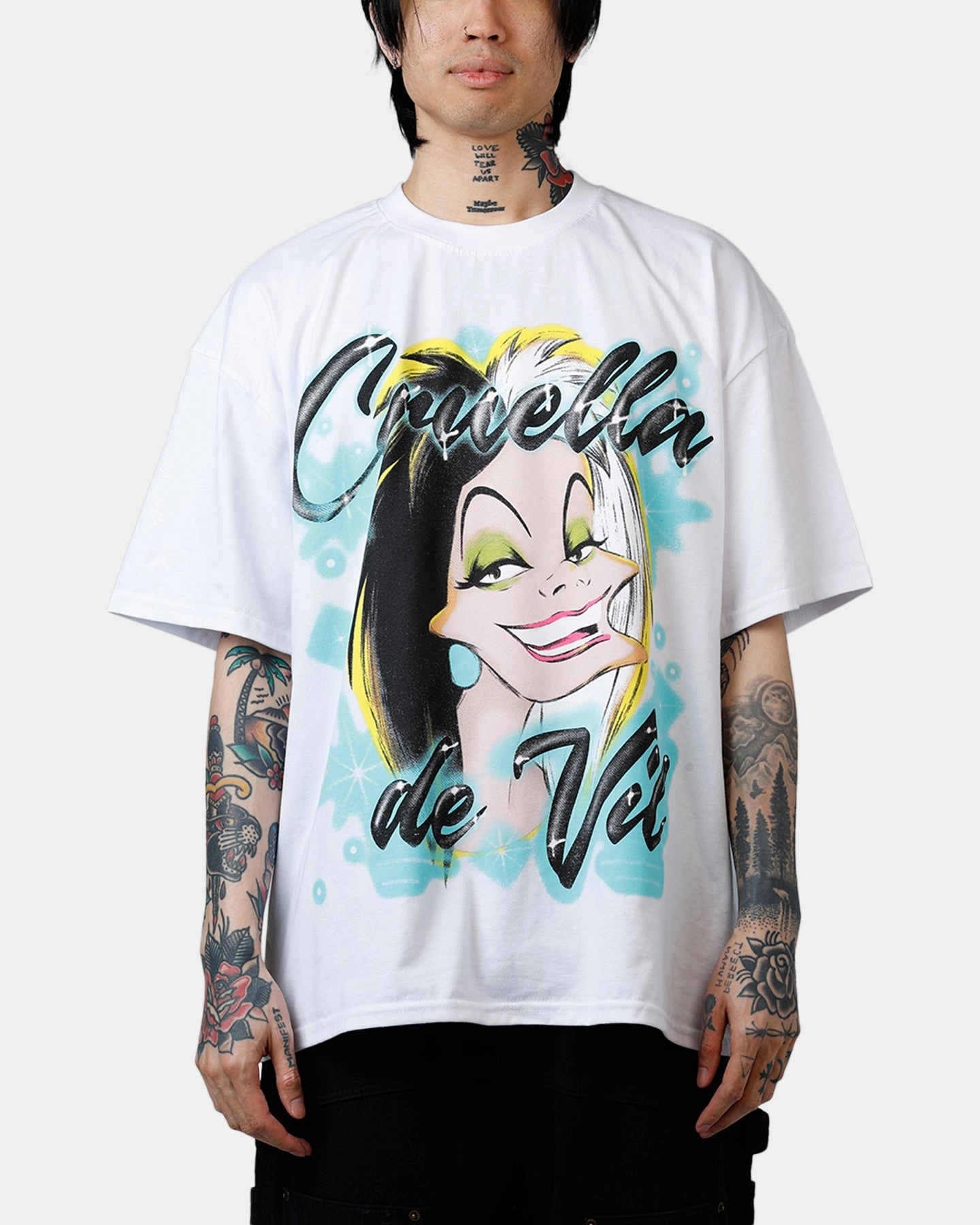Minimalist Silhouette AntiStatic Weave Goat Crew Disney Cruella De Vil Airbrush T-Shirt White
