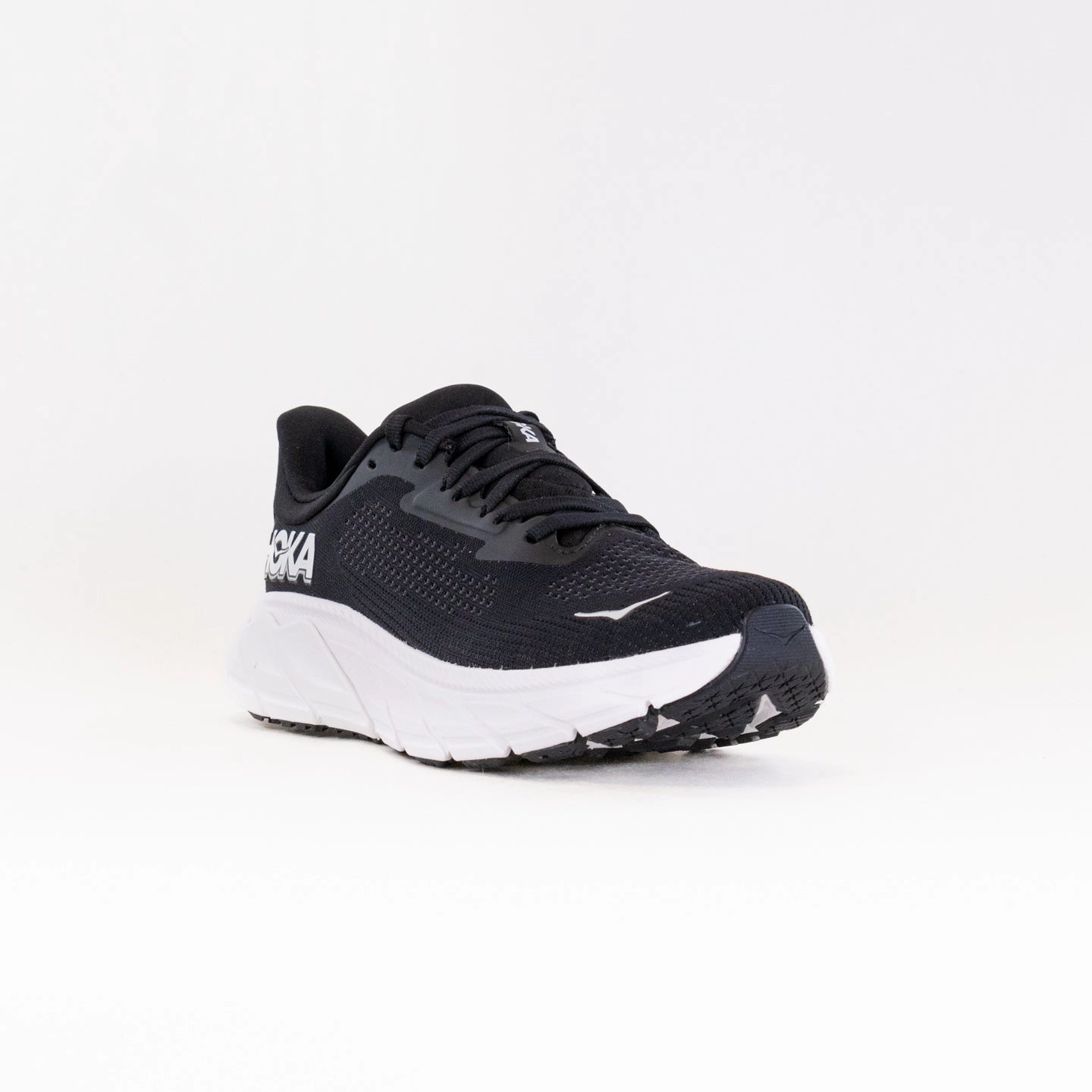 Hoka Arahi 7 Wide (Women's) - Black/White elevated - heel - feature shoes