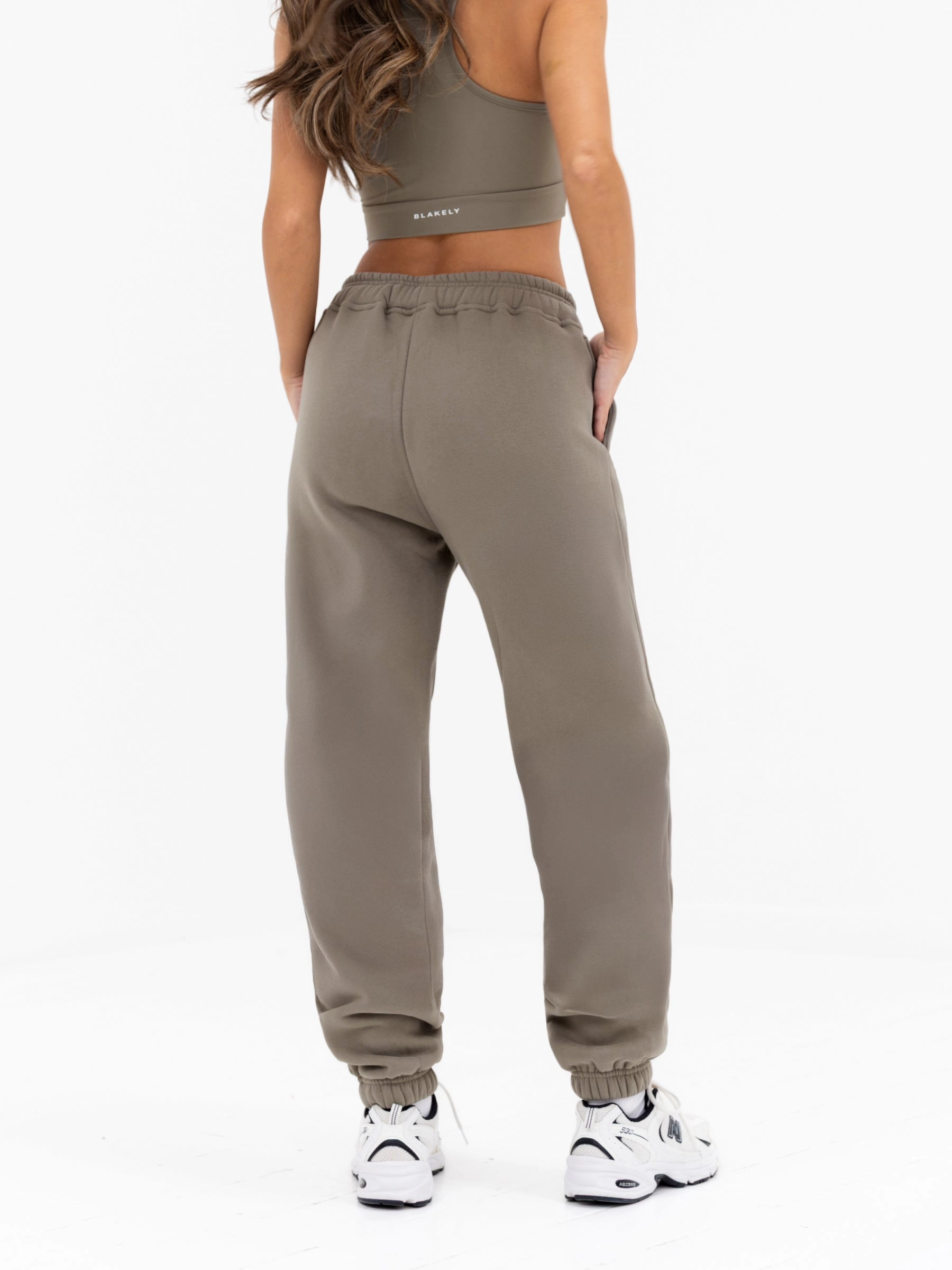 Isabel Sweatpants - Safari Green Stretching Fit Functional fashion wear