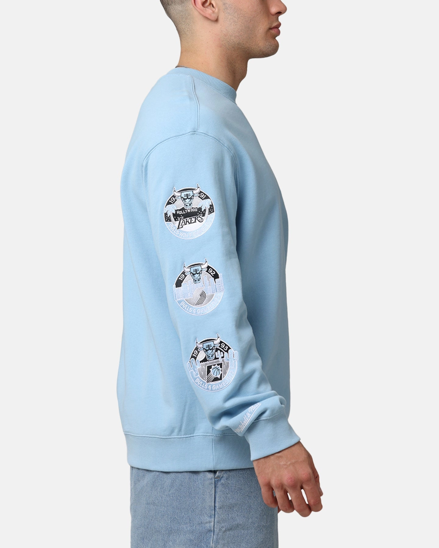 Sporty Design Mitchell & Ness Chicago Bulls 'UNC To Chicago' Champions Crewneck Light Blue