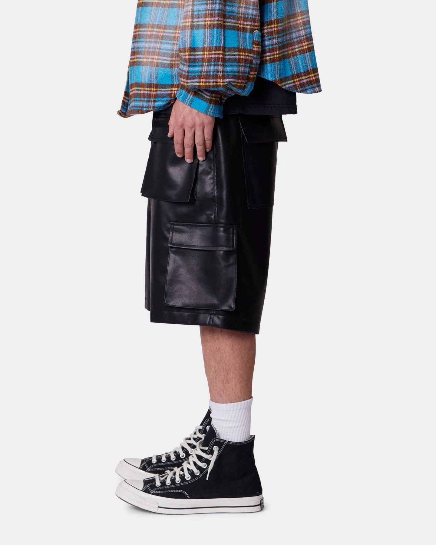 MNML Baggy Vegan Leather Cargo Shorts Black Body Shape Street Active