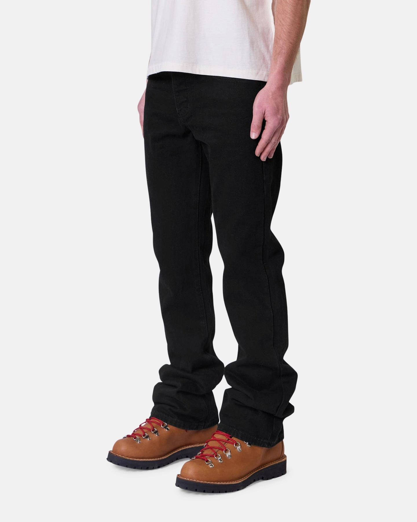 Cozy Design Movement Ease MNML Bootcut Raw Jeans Rinsed Black