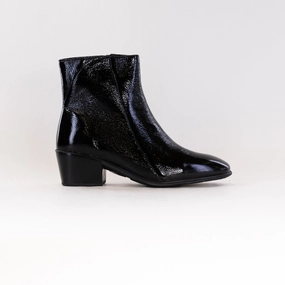 Naot Goodie (Women's) - Black Crinkle Patent Leather Rugged Walk Rugged Built Mountain Climber