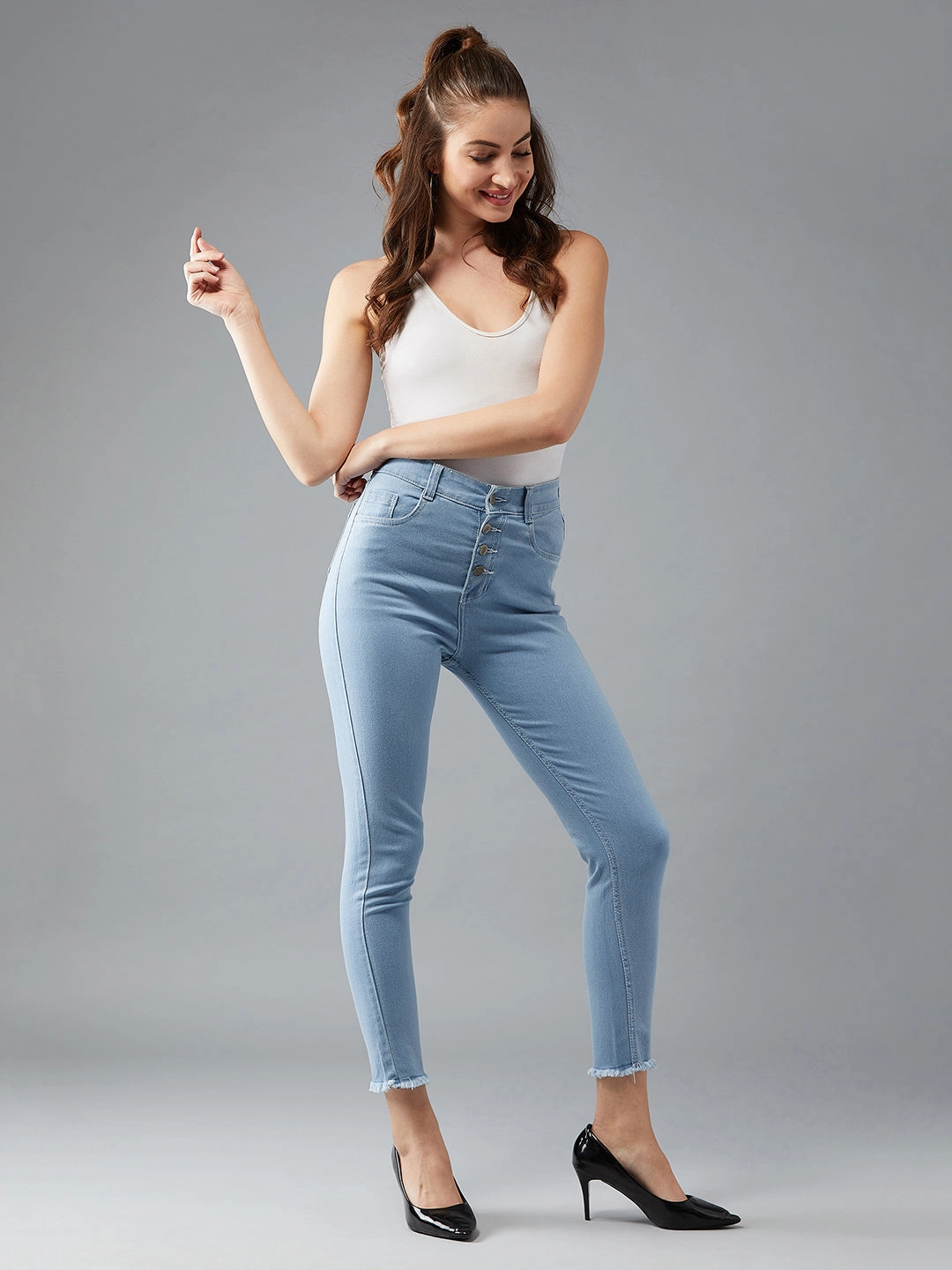 Breathable fabric technology Chic Comfort CHASEstretch? Light Blue Skinny High-Rise Fringed Hemline Cropped Acid Wash Solid Denim Jeans