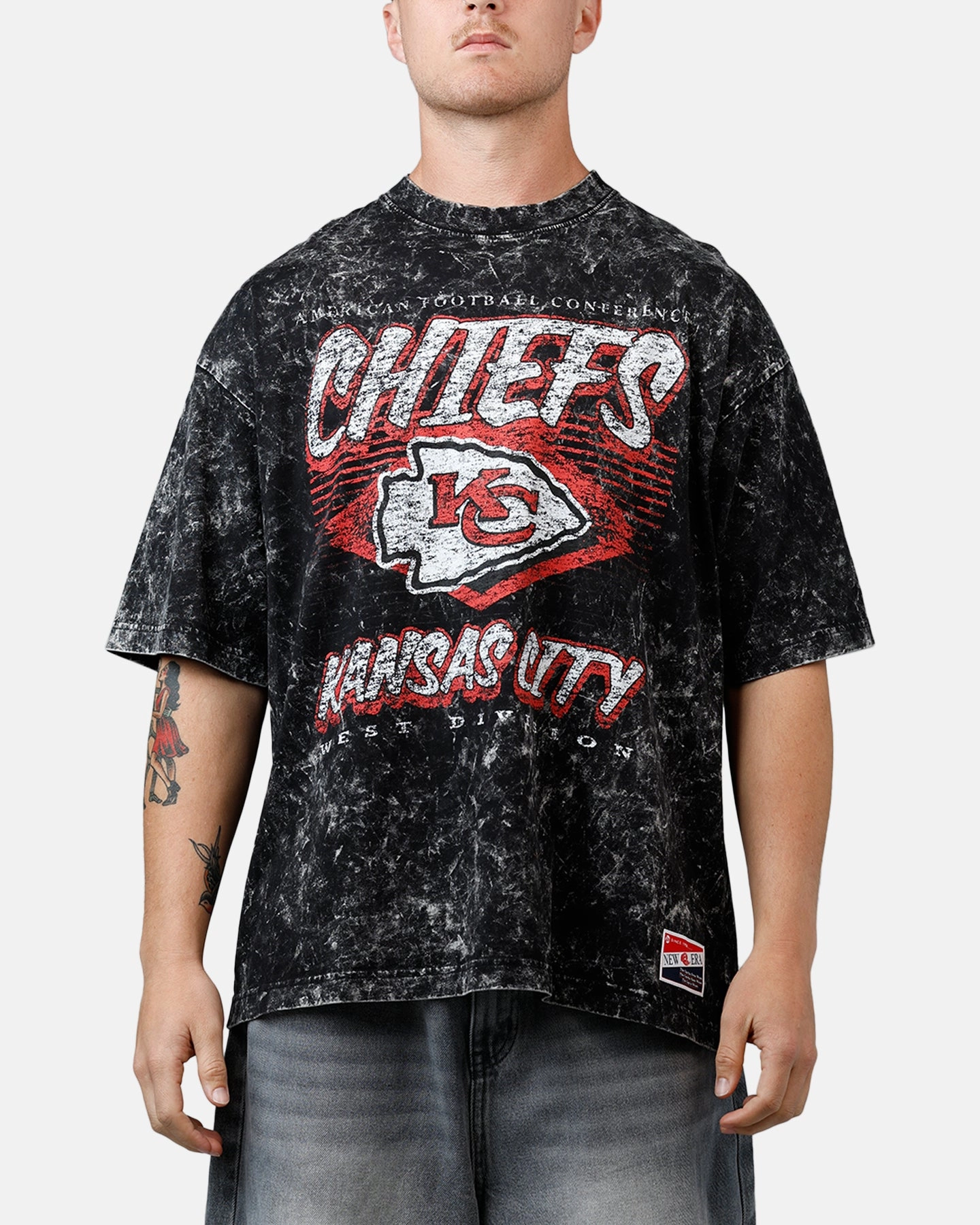 Non Restrictive Collar AthleisureReady New Era Kansas City Chiefs Boxy Essentials T-Shirt Washed Black