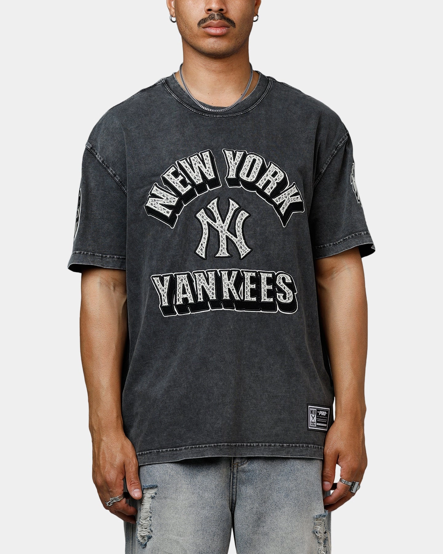 Pro Standard New York Yankees Raffia T-Shirt Black Acidwash Drop Shoulder Silhouette