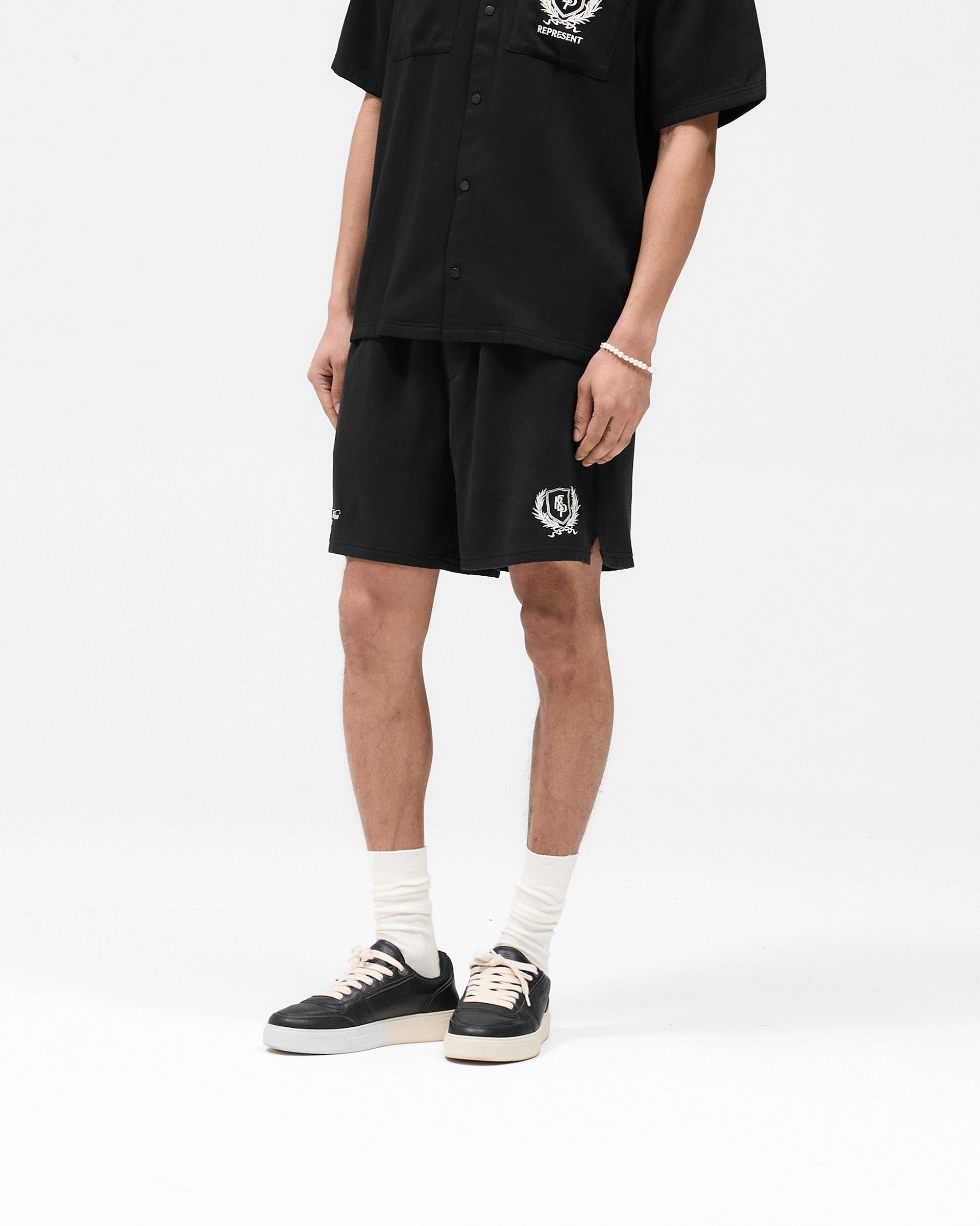 Chill Ready Windproof Design Represent Crest Short - Jet Black