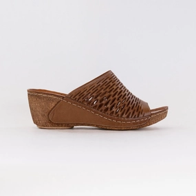 Waterproof Seam T Strap Spring Step Cunacena (Women's) - Brown