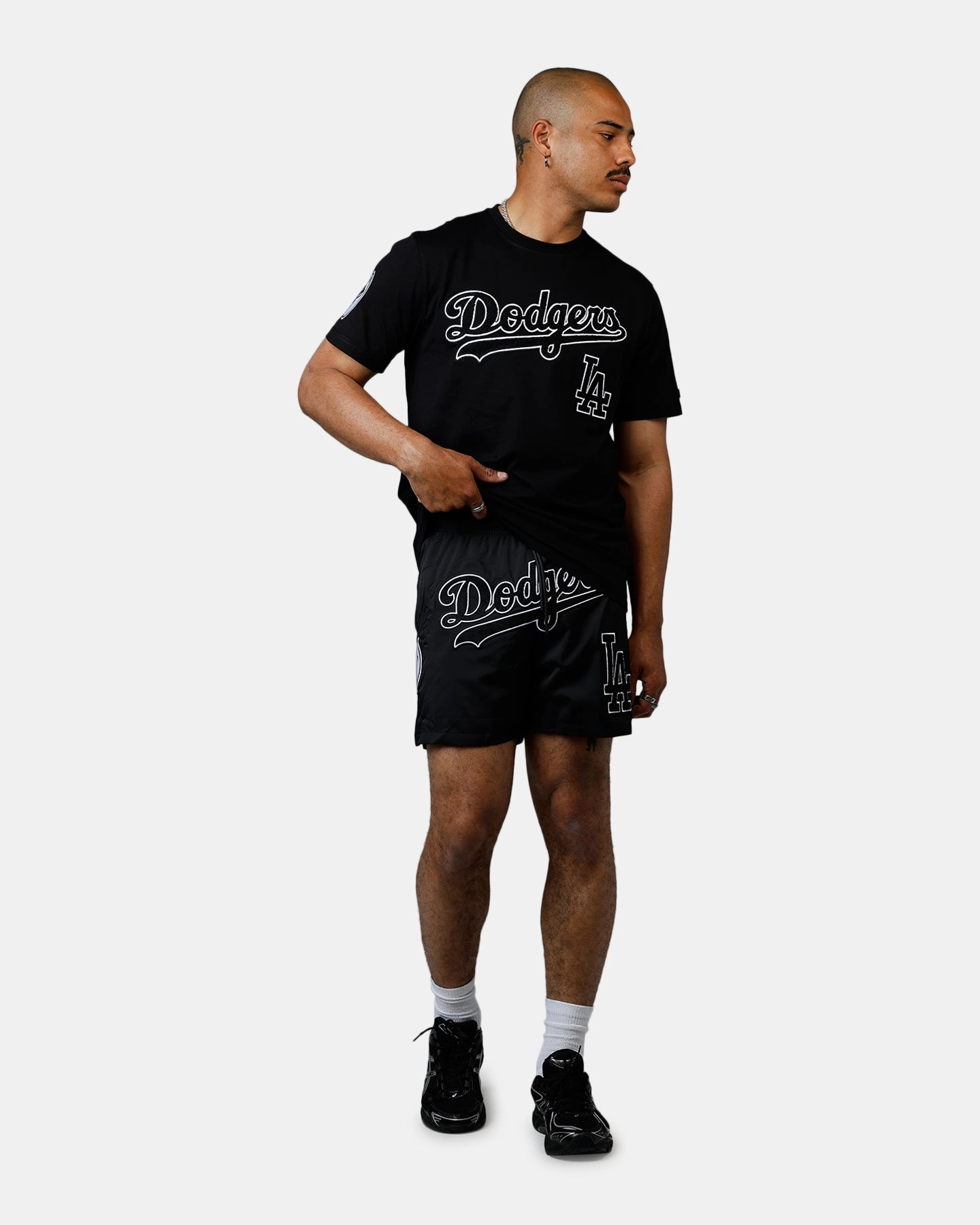 Tubular Body Construction Pro Standard Los Angeles Dodgers Chenille T-Shirt Black