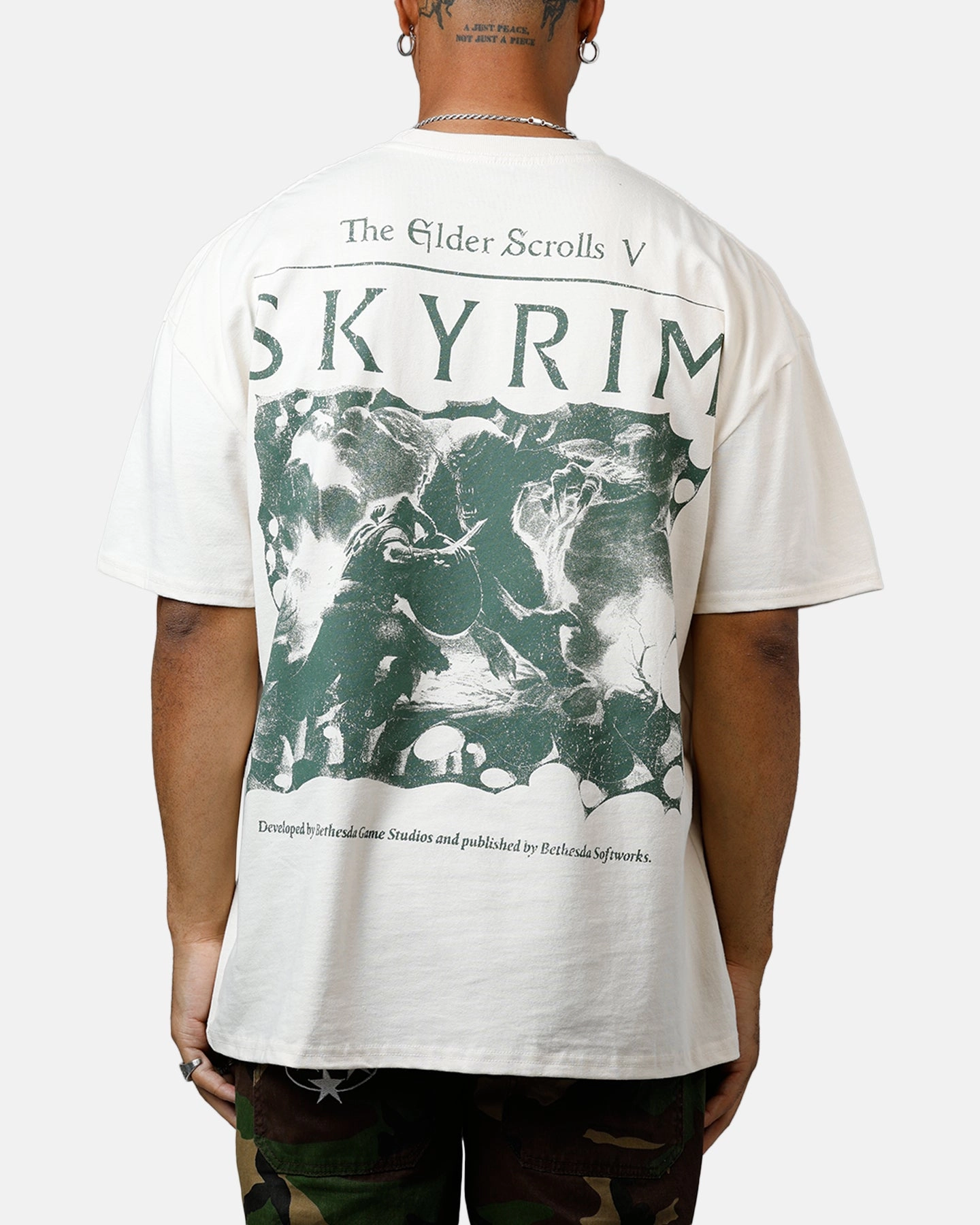 Buttery Soft Handfeel Reversible design 73 Studio X The Elder Scrolls V: Skyrim Vintage T-Shirt Off White