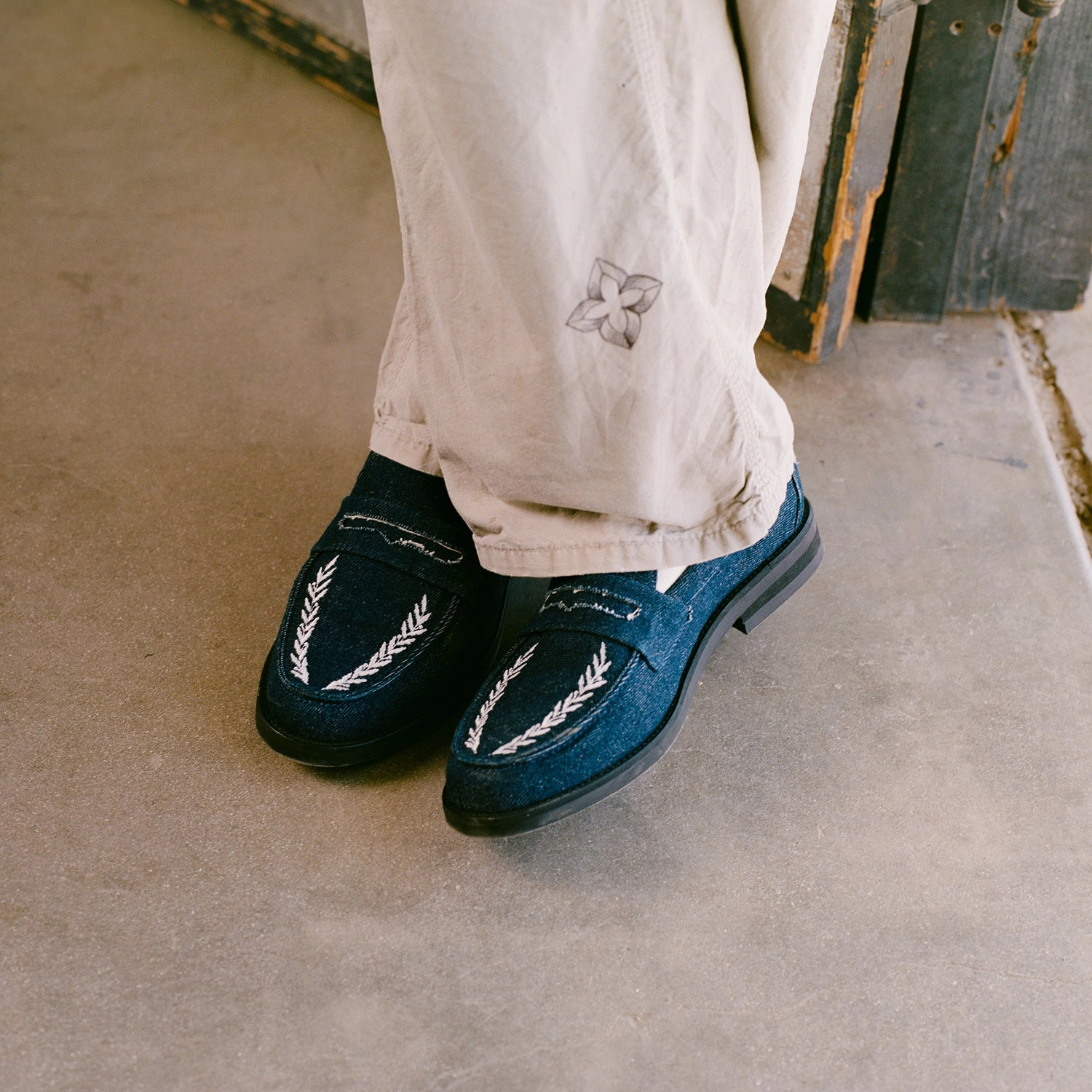 Guard Steps Ground Free Wilde Indigo Denim Wreath Embroidered Penny Loafer - Men's