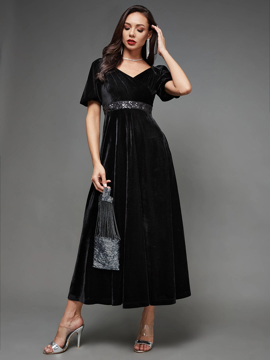 Daily Movement Women's Black Sweetheart Neck Half Sleeve Solid Fit & Flare Midi Velvet Dress