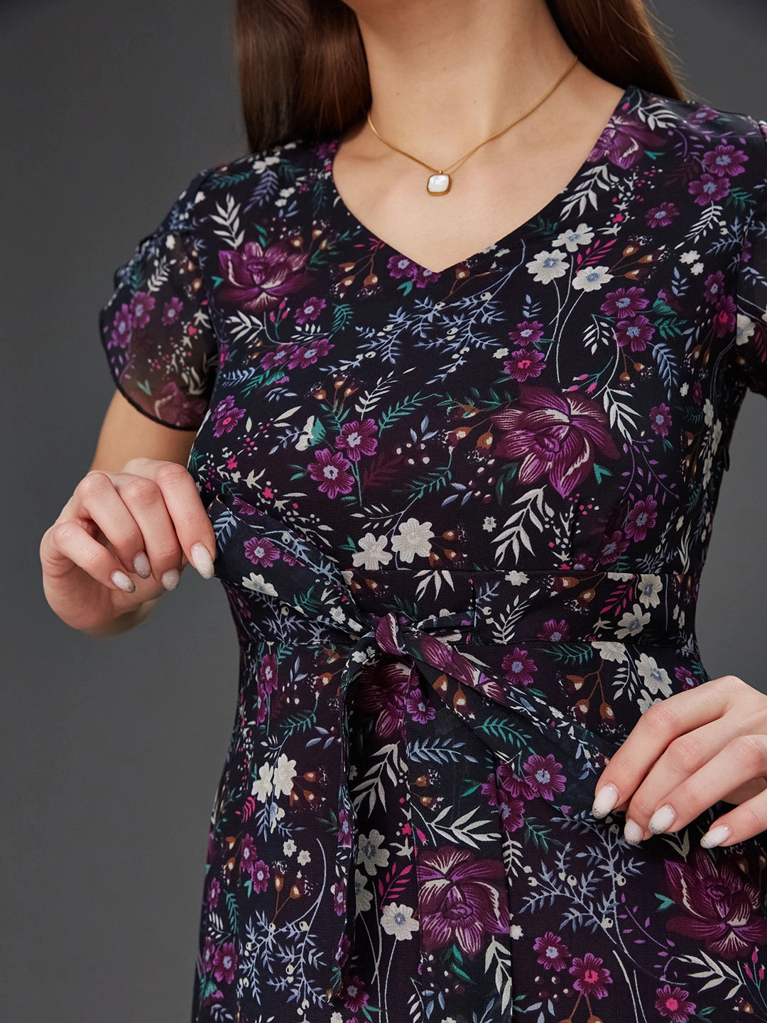 Daily Essential Trendy Layer Women's Multicolored-Base-Black V-Neck Short Sleeved Floral Pleated Midi Dress